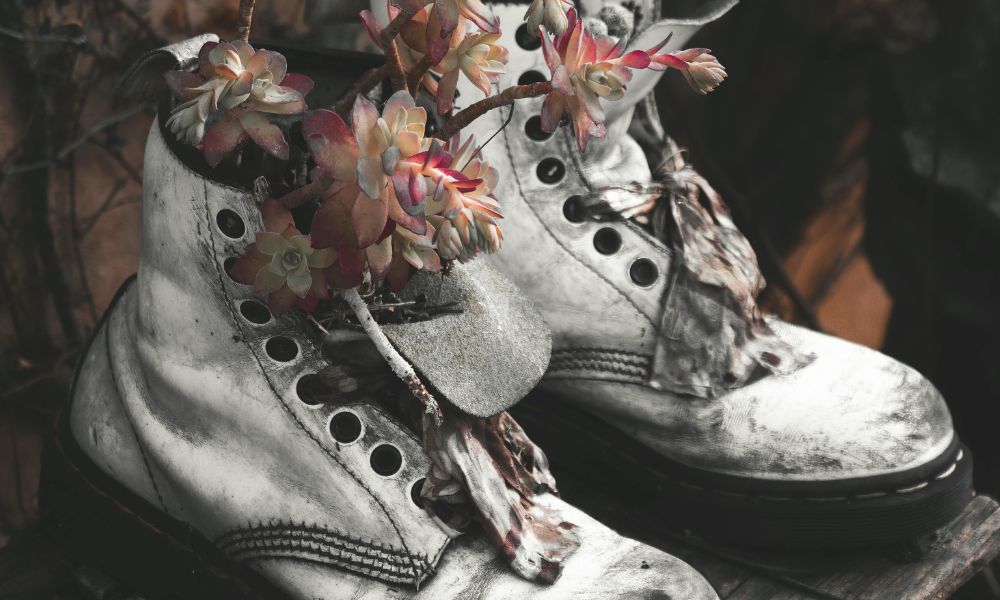 Jak przerobić stare buty? 10 sposobów na ich odświeżenie