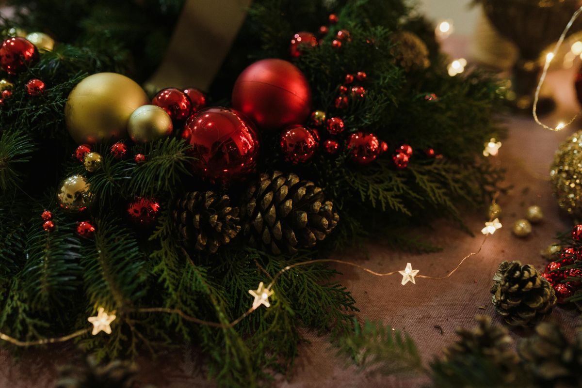 dekoracje z gałęzi i szyszek